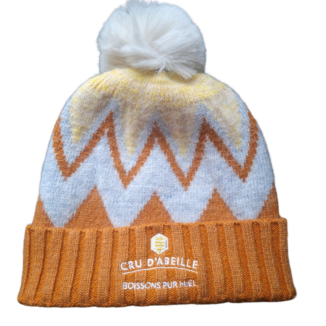 Photo de la tuque à pompon aux couleurs de Cru d'Abeille