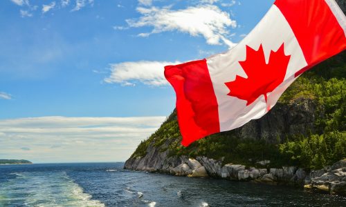 paysage canadien avec drapeau de la nation dans le vent pour illustré les boissons pur miel de Cru d'Abeille comme étant un produit canadien